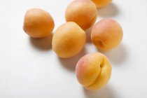 Frische reife Aprikosen — Stockfoto
