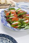 Tomaten und Mozzarella mit Basilikum — Stockfoto