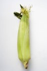 Mazorca de maíz sin descascarar - foto de stock