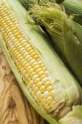 Mazorcas de maíz con cáscaras - foto de stock