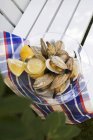 Крупный план моллюсков с лимоном и маслом — стоковое фото