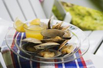 Closeup view of clams with lemon and butter — Stock Photo
