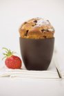 Muffin de morango em xícara em guardanapo — Fotografia de Stock