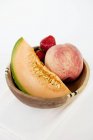 Tazón de fruta con melón - foto de stock