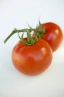 Два красных помидора — стоковое фото