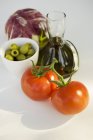 Свежие салаты с оливковым маслом — стоковое фото