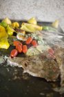Pescado a la parrilla y mariscos con verduras - foto de stock