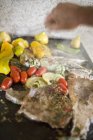 Poisson et fruits de mer avec légumes sur plaque grillade — Photo de stock
