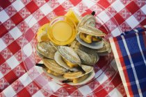 Closeup top view of clams with lemon and butter — Stock Photo