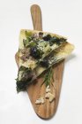 Parmigiano sulla scrivania di legno — Foto stock