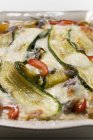 Grattugia di peperoni e zucchine su piatto bianco — Foto stock