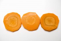 Zanahoria fresca en rodajas - foto de stock