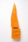 Чистый частично нарезанный морковь — стоковое фото