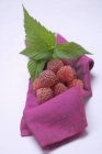 Frambuesas frescas maduras - foto de stock