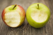 Duas maçãs mordidas — Fotografia de Stock