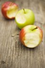 Drei angebissene Äpfel — Stockfoto