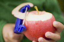 Дитячий пілінг червоне яблуко — стокове фото