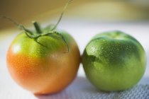 Tomates verdes y naranjas - foto de stock
