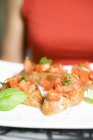 Bruschetta mit Tomaten und frischem Basilikum — Stockfoto