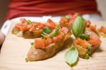 Bruschetta con pomodori e basilico fresco — Foto stock