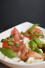 Tomates à la mozzarella et basilic — Photo de stock