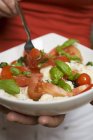 Frau isst Tomaten mit Mozzarella — Stockfoto