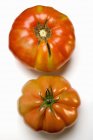 Deux tomates rouges — Photo de stock