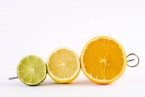 Limón a la mitad con limón y naranja - foto de stock