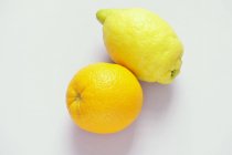 Limón fresco y naranja - foto de stock