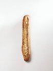 Frisch gebackenes Getreidebaguette — Stockfoto