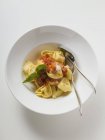 Паста Тортелліні з томатним соусом — стокове фото