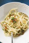 Спагетті з перцем і зеленню — стокове фото