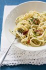Spaghetti con peperoncini ed erbe aromatiche — Foto stock
