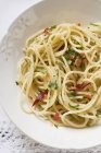 Spaghetti con peperoncini ed erbe aromatiche — Foto stock