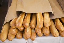 Pani di pane francese in sacchetti di carta — Foto stock
