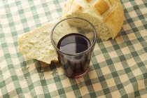 Келих червоного вина з хлібом — стокове фото