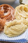 Verschiedene Arten hausgemachter Pasta — Stockfoto