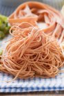 Червоний спагетті і стрічка макарони — стокове фото