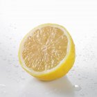Свежевымытый наполовину лимон — стоковое фото