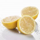 Три щойно промиті лимонні половинки — стокове фото