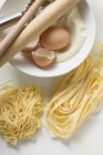 Макароны из домашней ленты и спагетти — стоковое фото