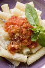 Макарони Рігатоні з томатним соусом — стокове фото