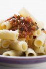 Rigatoni pasta com molho de tomate — Fotografia de Stock