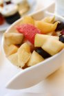Salada de frutas frescas em tigela branca — Fotografia de Stock