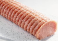Chuletas de cerdo crudas atadas con cuerda - foto de stock