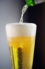Cerveja sendo derramada — Fotografia de Stock