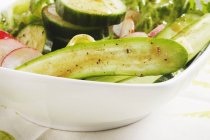 Ensalada fresca con pepinos - foto de stock