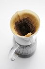 Filtrar café em panela de café de vidro — Fotografia de Stock