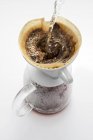 Создание фильтра кофе — стоковое фото