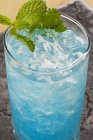 Mojito bleu aux feuilles de menthe — Photo de stock